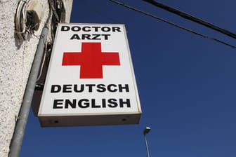 Deutscher Arzt im Ausland: Vor allem in Corona-Zeiten sollten Sie sich vor einem längeren Aushaltsaufenthalt über Ihre Versicherung informieren.