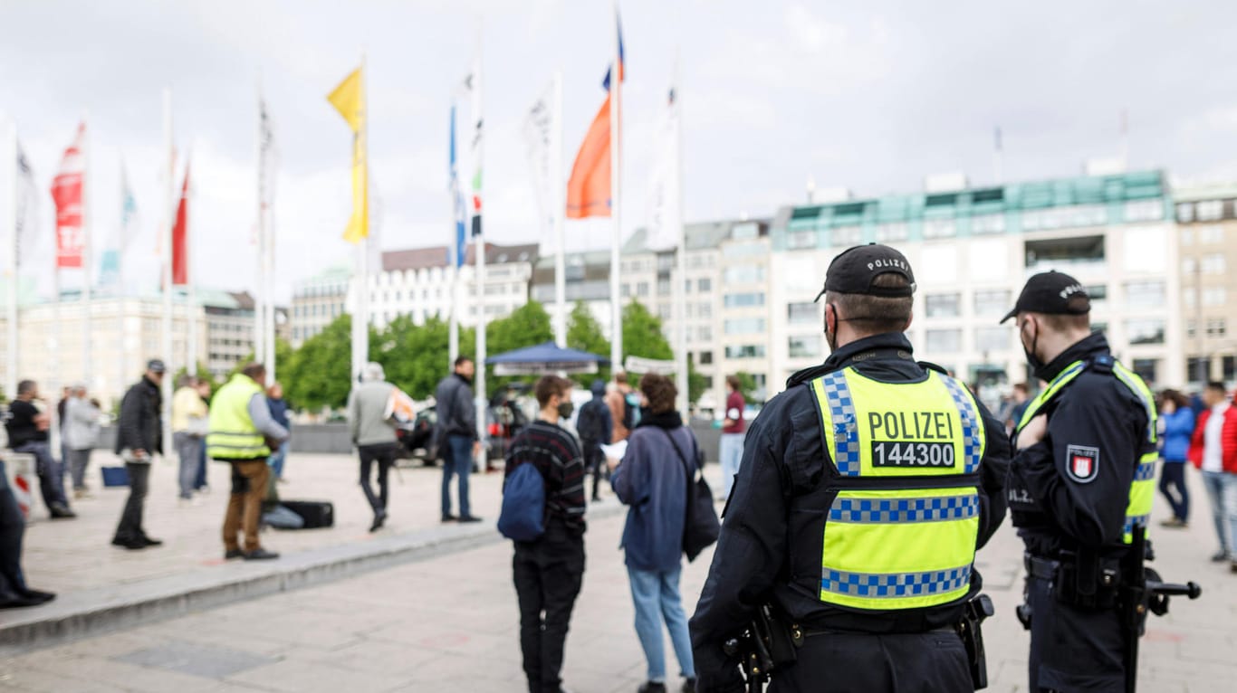 Polizisten beobachten Demonstranten bei einer Protestkundgebung in Hamburg: In der Hansestadt wurden schon Tausende Corona-Bußgelder verhängt.