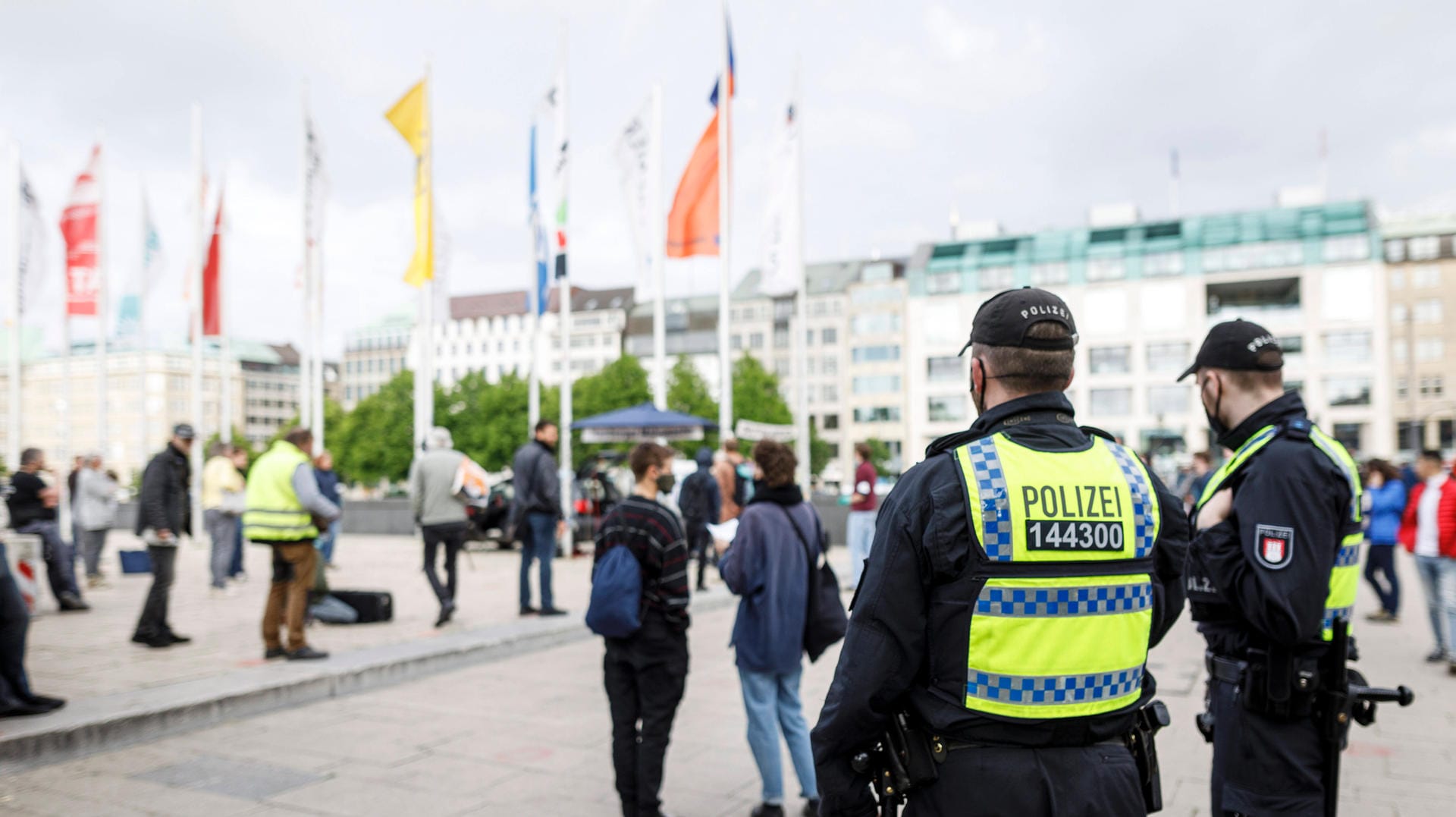 Polizisten beobachten Demonstranten bei einer Protestkundgebung in Hamburg: In der Hansestadt wurden schon Tausende Corona-Bußgelder verhängt. Polizisten beobachten Demonstranten bei einer Protestkundgebung in Hamburg: In der Hansestadt wurden schon Tausende Corona-Bußgelder verhängt.