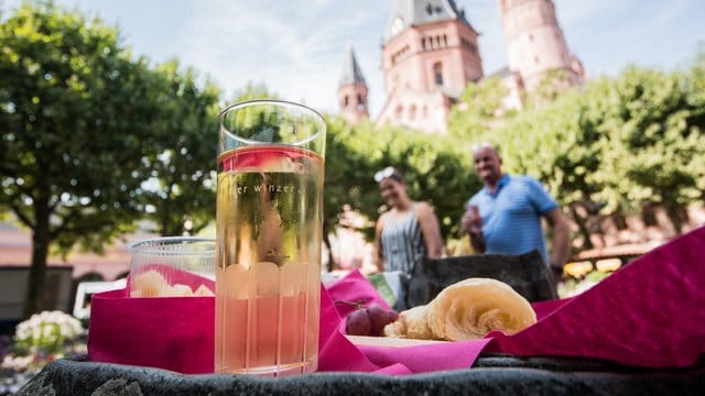 Fertig gemischte Weinschorle aus Dosen oder Flaschen wird als Trend-Getränk immer beliebter, wie das Deutsche Weininstitut mitteilte.