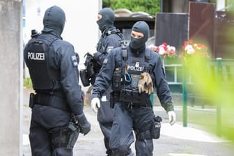 Groß-Razzia bei Neonazigruppe: Die Polizei fand Waffen und scharfe Munition.