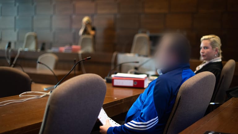 Der Angeklagte sitzt auf einem Stuhl im Gerichtssaal: Dem 60-Jährigen wird vorgeworfen, einen Mitarbeiter der Kämmerei erstochen zu haben.