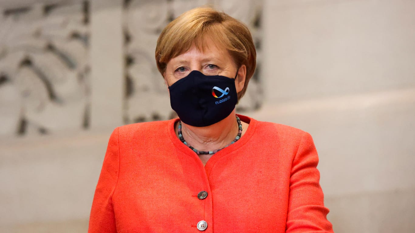 Angela Merkel trägt eine Corona-Schutzmaske