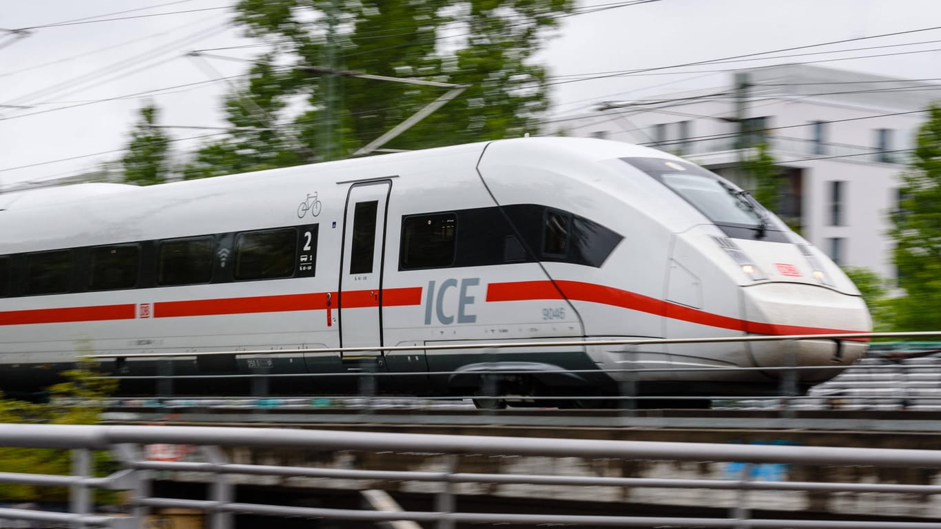 ICE auf den Gleisen (Symbolbild): Die Bundespolizei hat einen Zug in Friesack im Havelland gestoppt.