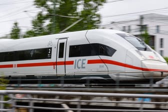 ICE auf den Gleisen (Symbolbild): Die Bundespolizei hat einen Zug in Friesack im Havelland gestoppt.