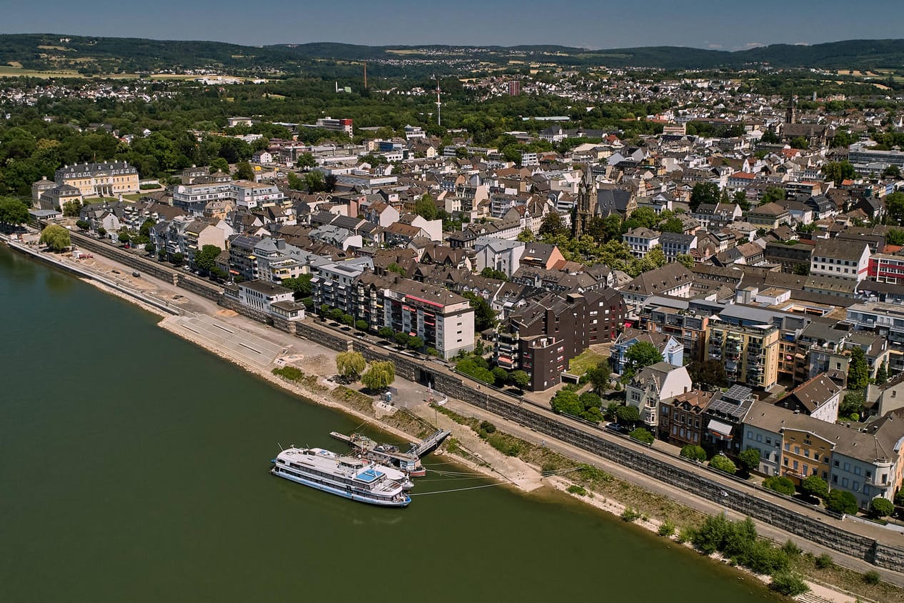 Neuwied am Rhein: In der 65.000 Einwohner-Stadt hat der SPD-Bürgermeister Michael Mang einen Abwahlantrag überstanden, weil die AfD nicht zustimmte. Jetzt steht der Bürgermeister in der Kritik.