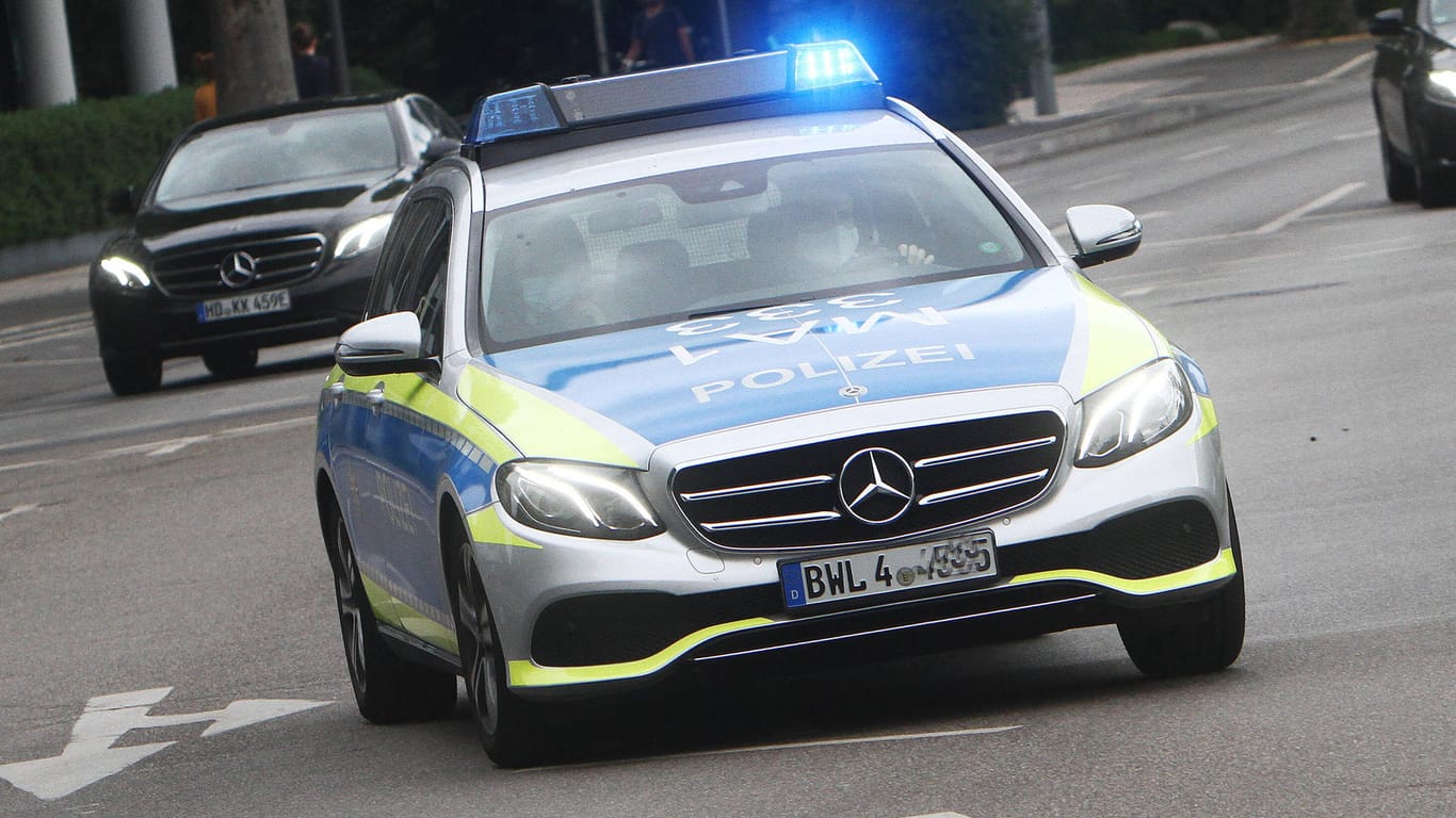 Ein Einsatzwagen der Polizei fährt mit Blaulicht: Im Kreis Karlsruhe hat ein Lkw ein Wohnmobil gerammt.