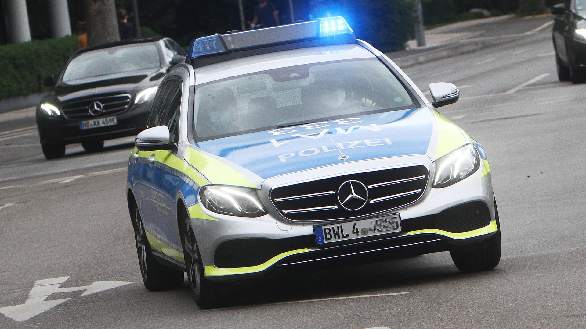 Ein Einsatzwagen der Polizei fährt mit Blaulicht: Im Kreis Karlsruhe hat ein Lkw ein Wohnmobil gerammt.