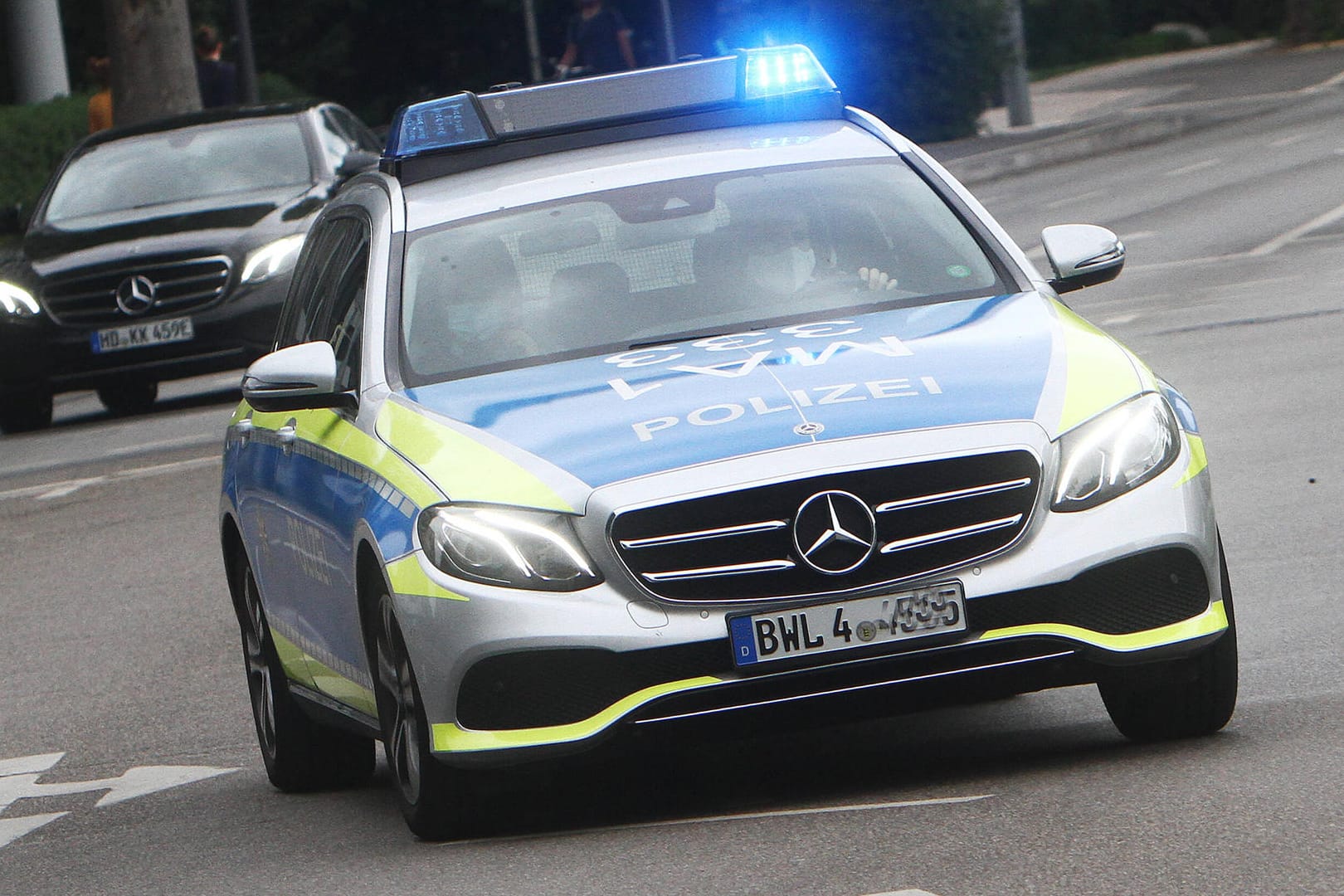 Ein Einsatzwagen der Polizei fährt mit Blaulicht: Im Kreis Karlsruhe hat ein Lkw ein Wohnmobil gerammt.