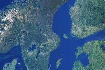 Ein Satellitenfoto der baltischen Staaten und Skandinaviens: Erhöhte radioaktive Strahlung über Nordeuropa stellt Experten vor ein Rätsel.