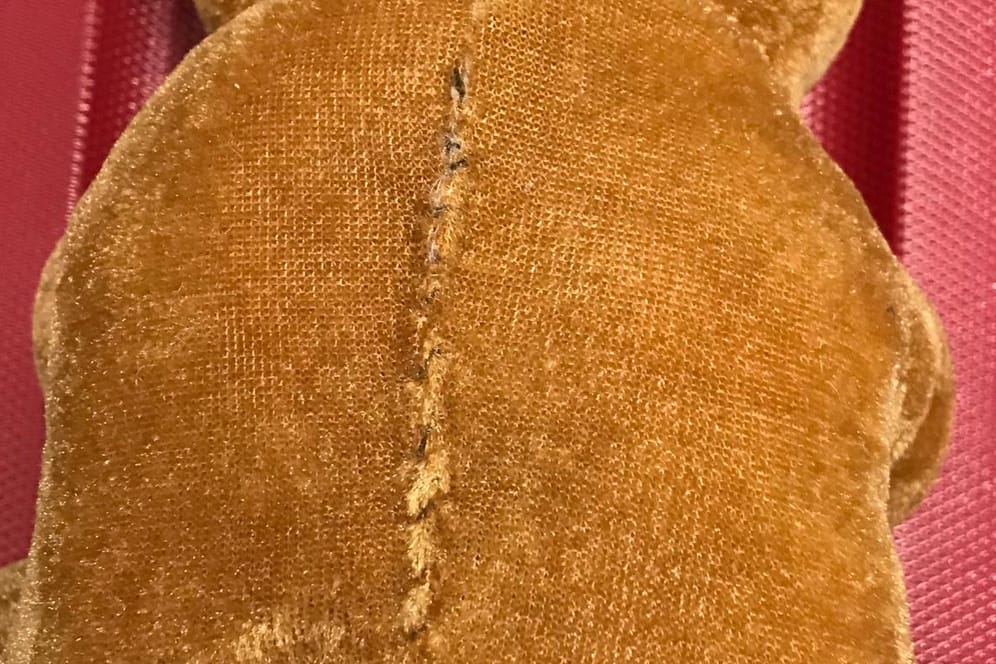 Die Rückseite eines Stofftiers, auf der eine dicke Naht zu sehen ist: Zöllner haben am Düsseldorfer Flughafen in einem Teddybär einen Goldarmreif im Wert von über 1.100 Euro gefunden.