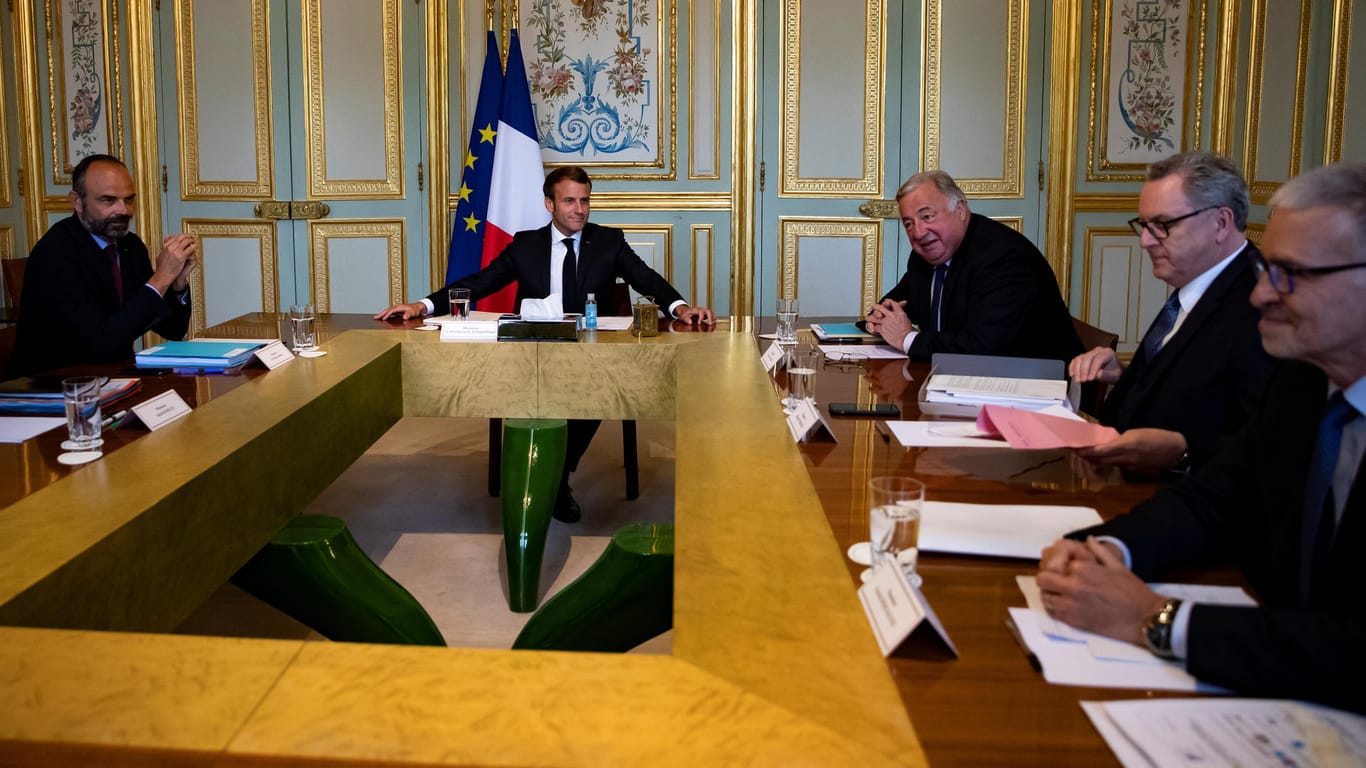 Macron leitet eine Kabinettssitzung: Mit dem Aufstellen einer neuen Regierung will der Präsident ein Zeichen in Richtung Neuanfang setzen.