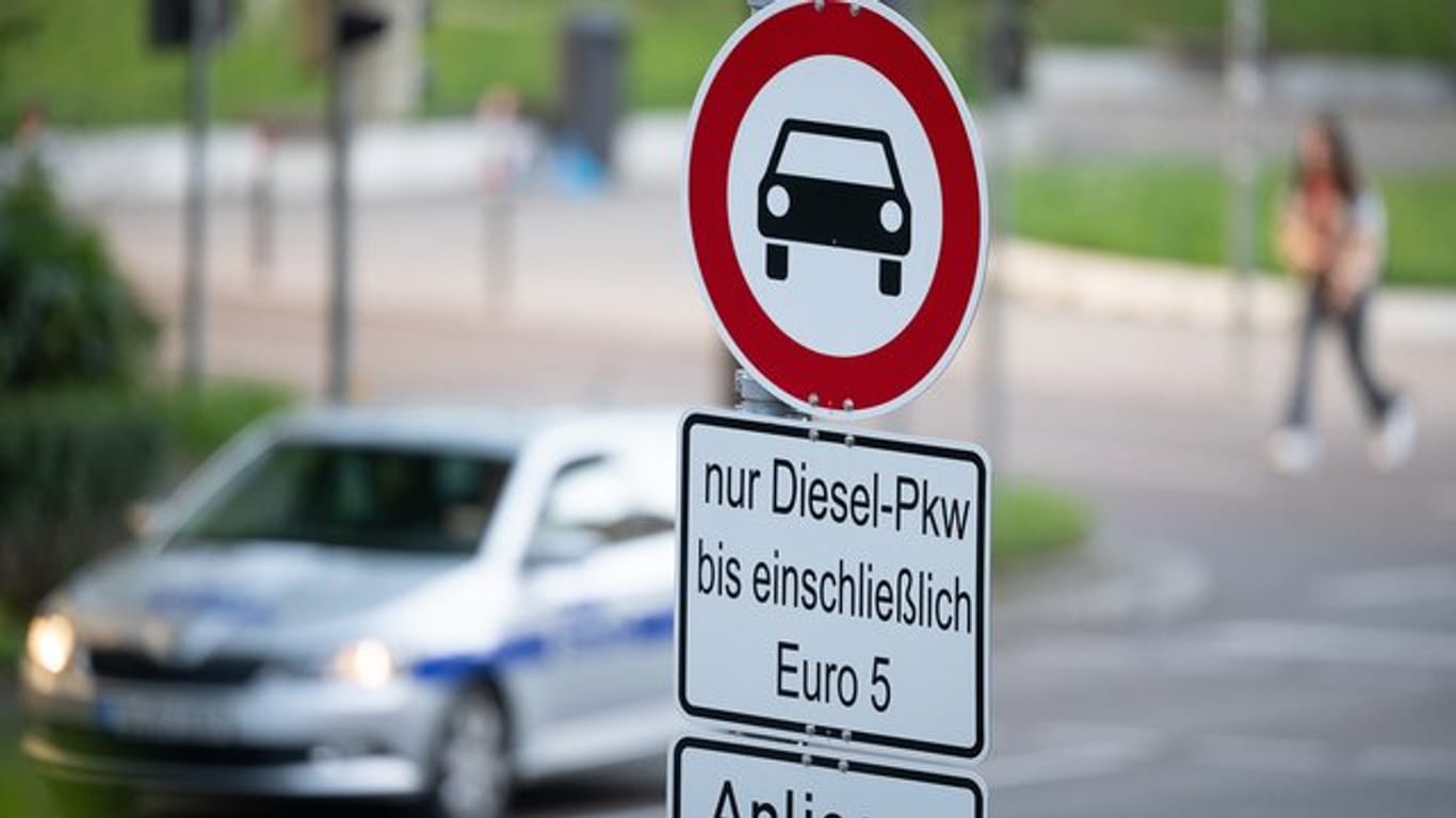 Ein Schild weist auf Fahrverbote für Euro-5-Diesel hin: Das Land wollte einen Aufschub für weitere Fahrverbote erreichen.