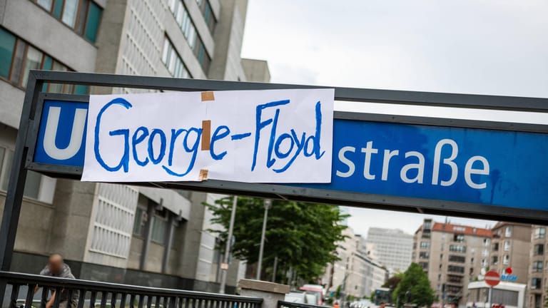 Aktivisten haben den U-Bahnhof "Mohrenstraße" in George-Floyd-Straße umbenannt: Die BVG plant auch eine Umbenennung.