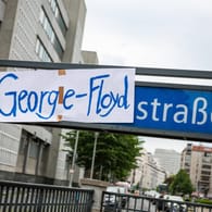 Aktivisten haben den U-Bahnhof "Mohrenstraße" in George-Floyd-Straße umbenannt: Die BVG plant auch eine Umbenennung.