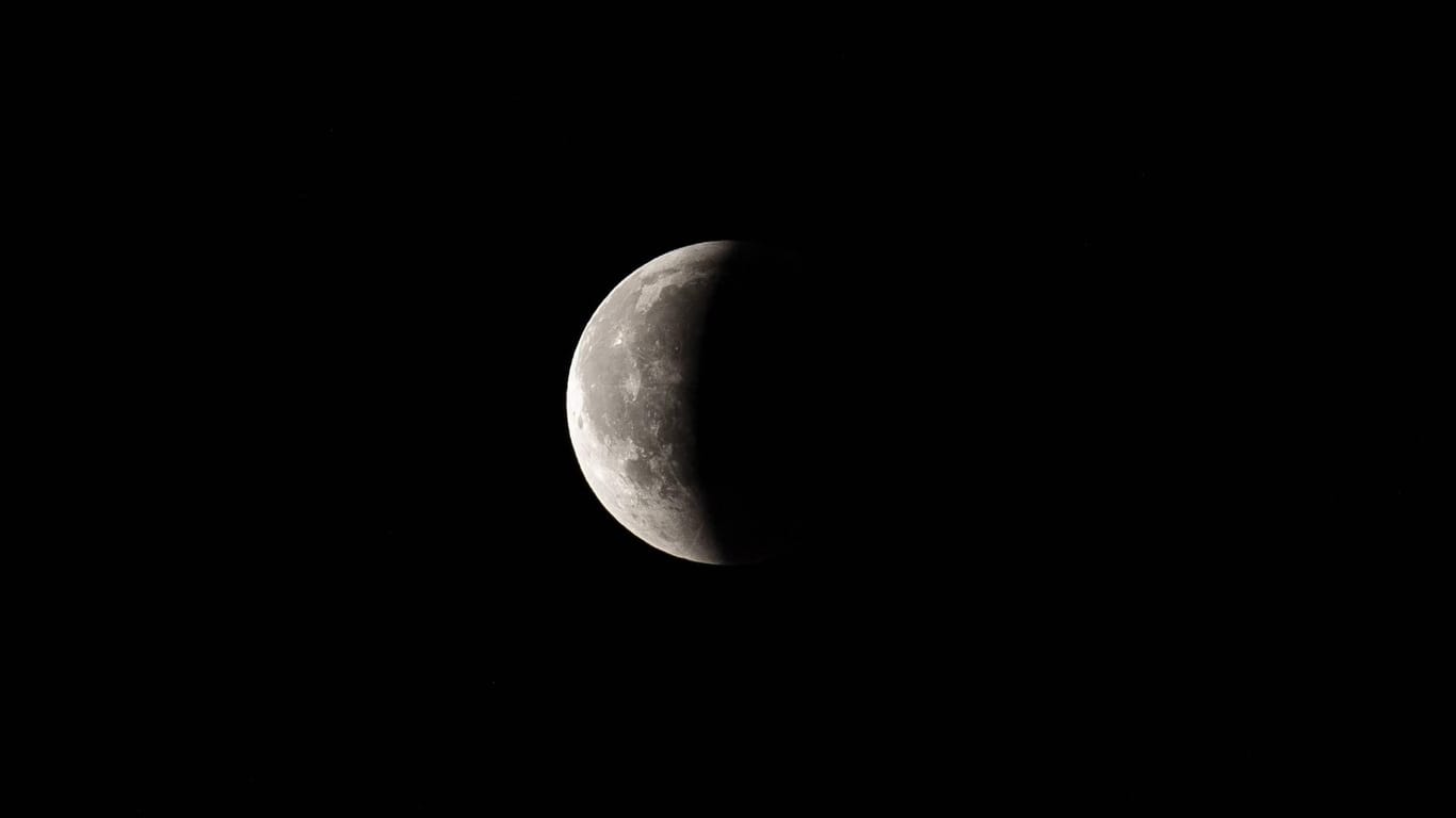 Mond im Halbschatten: Im Unterschied zur totalen Mondfinsternis (Foto) wandert der Mond bei einer Halbschattenfinsternis nur durch den sehr viel blasseren Halbschatten am Rand.