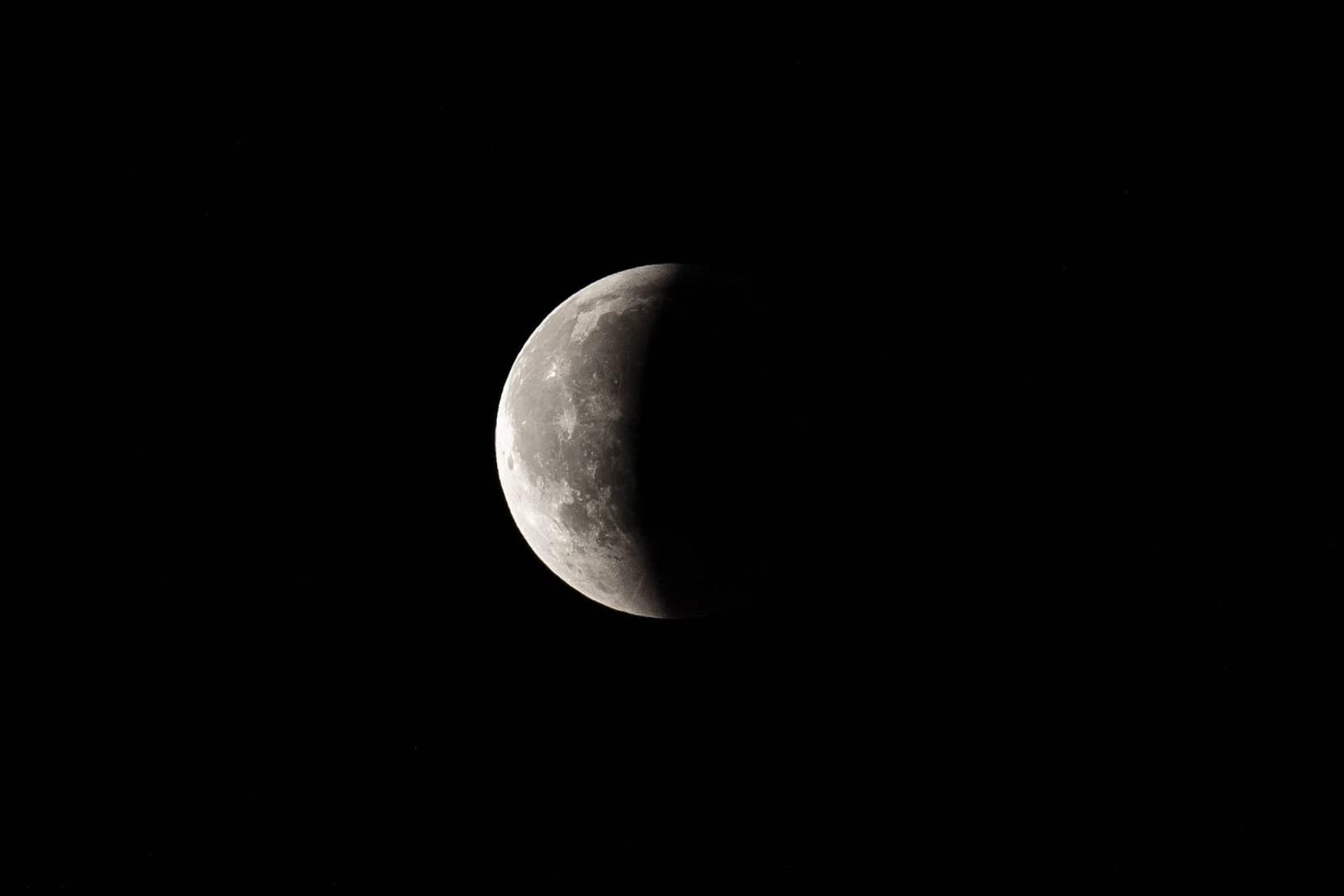 Mond im Halbschatten: Im Unterschied zur totalen Mondfinsternis (Foto) wandert der Mond bei einer Halbschattenfinsternis nur durch den sehr viel blasseren Halbschatten am Rand.