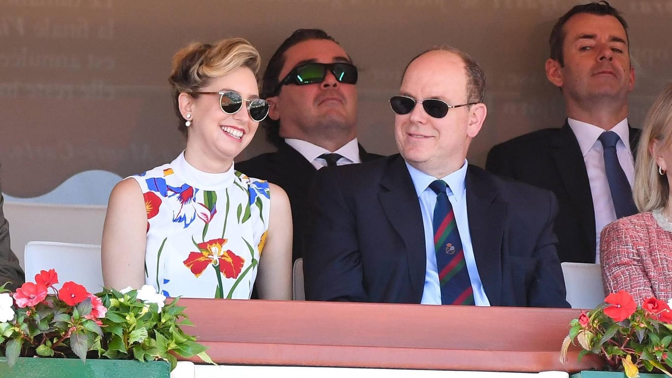 Der Fürst und seine Tochter schauen sich im April 2018 ein Tennismatch in Monaco an.