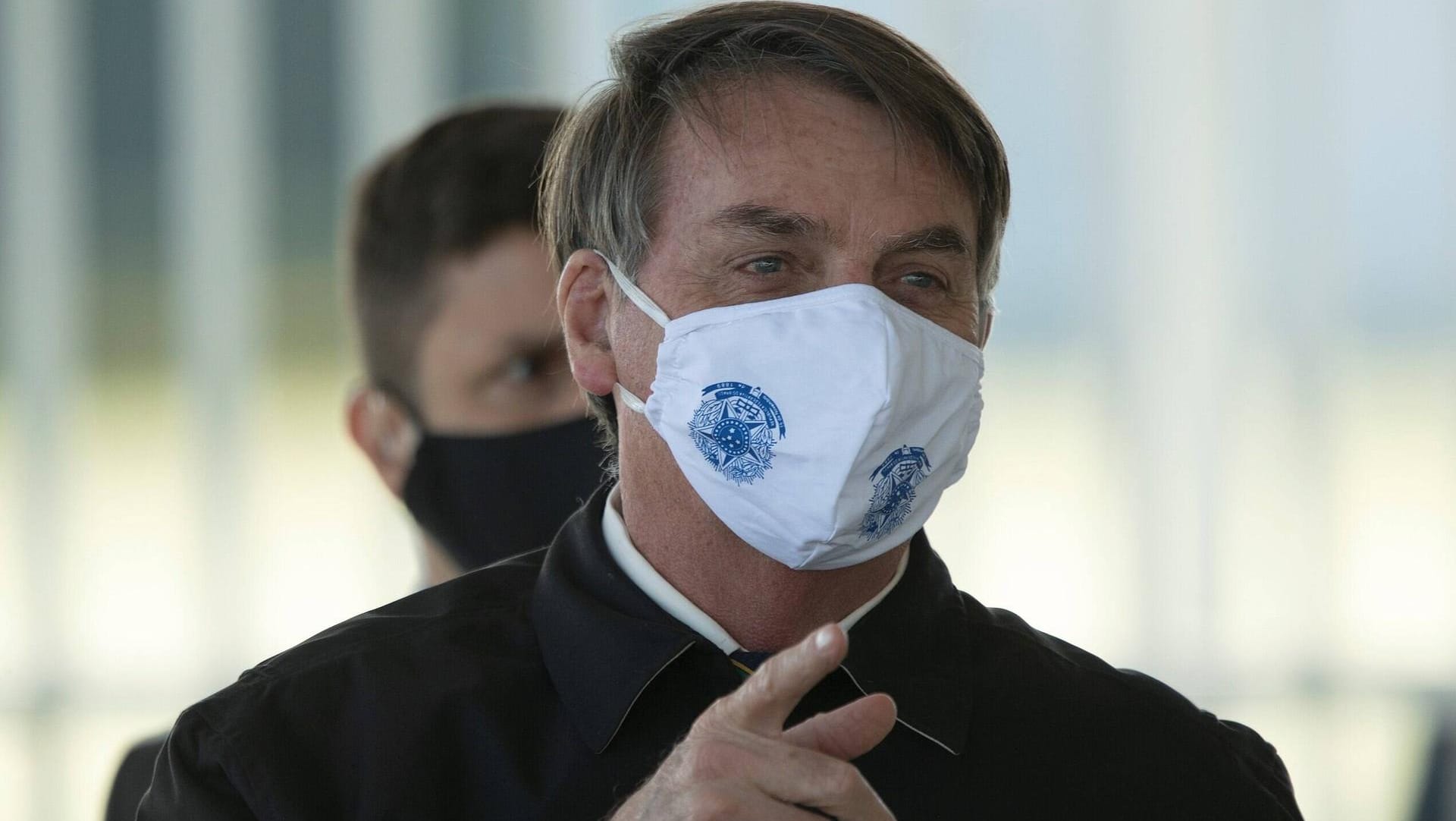 Jair Bolsonaro: Der Präsident Brasiliens will keine Maske tragen müssen – er hat ein Veto gegen die vom Parlament beschlossene Maskenpflicht eingelegt. Jair Bolsonaro: Der Präsident Brasiliens will keine Maske tragen müssen – er hat ein Veto gegen die vom Parlament beschlossene Maskenpflicht eingelegt.