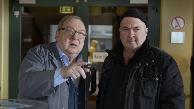 Sputnik (Jaeckie Schwarz, l) erzählt Otto (Florian Martens), was er beobachtet hat.