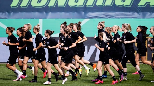Hungrige Außenseiterinnen: Die Essen-Spielerinnen wollen den sechsten Pokalsieg vom VfL Wolfsburg in Serie verhindern. Hungrige Außenseiterinnen: Die Essen-Spielerinnen wollen den sechsten Pokalsieg vom VfL Wolfsburg in Serie verhindern.
