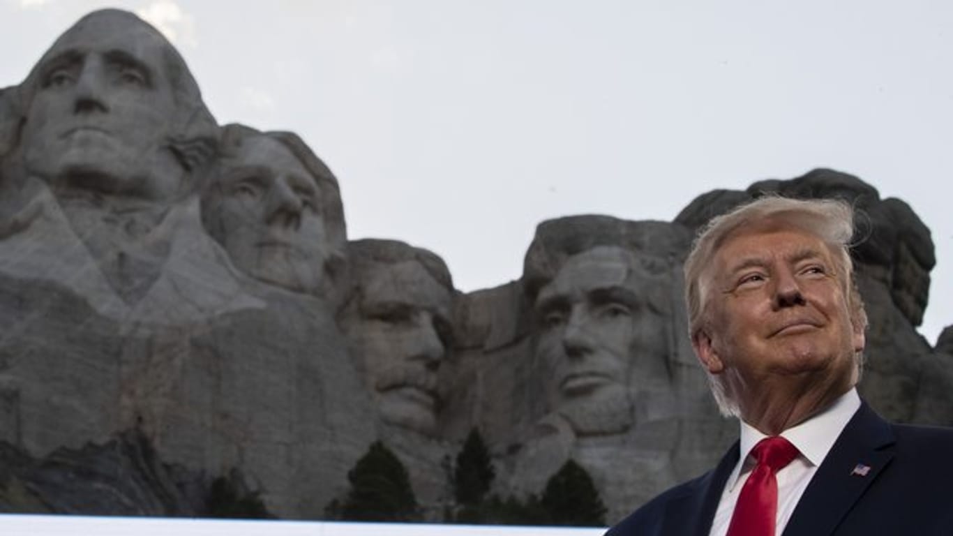 Anlässlich des Unabhängigkeitstages steht US-Präsident Trump am Rushmore-Denkmal.