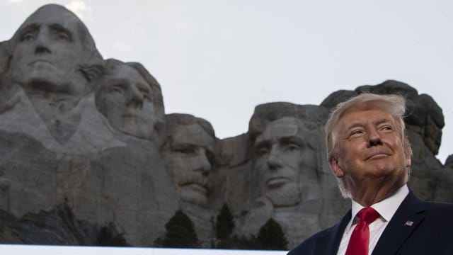 Anlässlich des Unabhängigkeitstages steht US-Präsident Trump am Rushmore-Denkmal. Anlässlich des Unabhängigkeitstages steht US-Präsident Trump am Rushmore-Denkmal.
