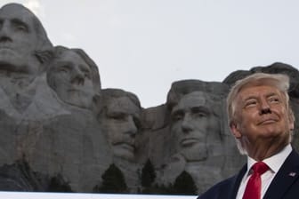 Anlässlich des Unabhängigkeitstages steht US-Präsident Trump am Rushmore-Denkmal.