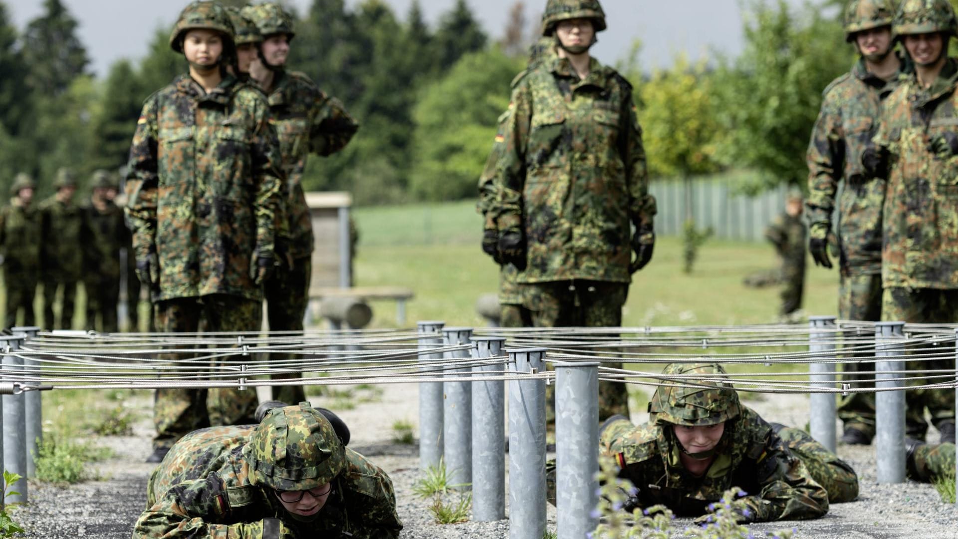 Bundeswehrsoldaten im Training: Es tue der Bundeswehr sehr gut, "wenn ein großer Teil der Gesellschaft eine Zeit lang seinen Dienst leistet", betonte Högl.