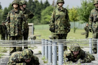 Bundeswehrsoldaten im Training: Es tue der Bundeswehr sehr gut, "wenn ein großer Teil der Gesellschaft eine Zeit lang seinen Dienst leistet", betonte Högl.