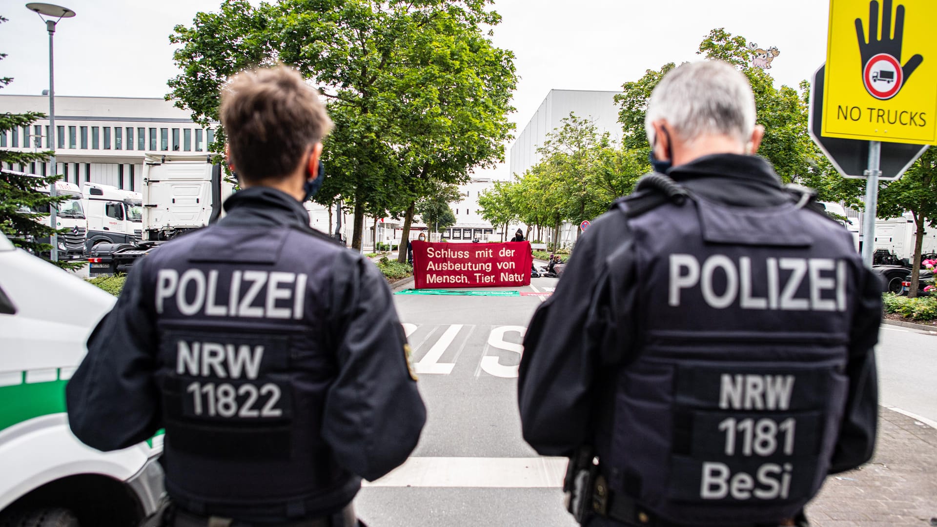 Aktivisten vom "Bündnis Gemeinsam gegen die Tierindustrie" haben die Einfahrt der Firma Tönnies besetzt.