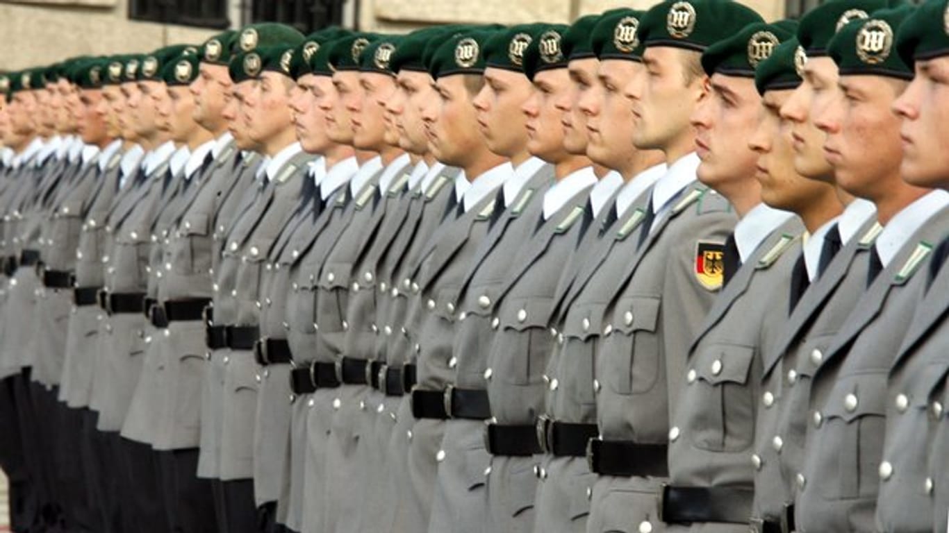 Rekruten der Bundeswehr nehmen im Jahr 2009 in Berlin an dem öffentlichen Gelöbnis teil.
