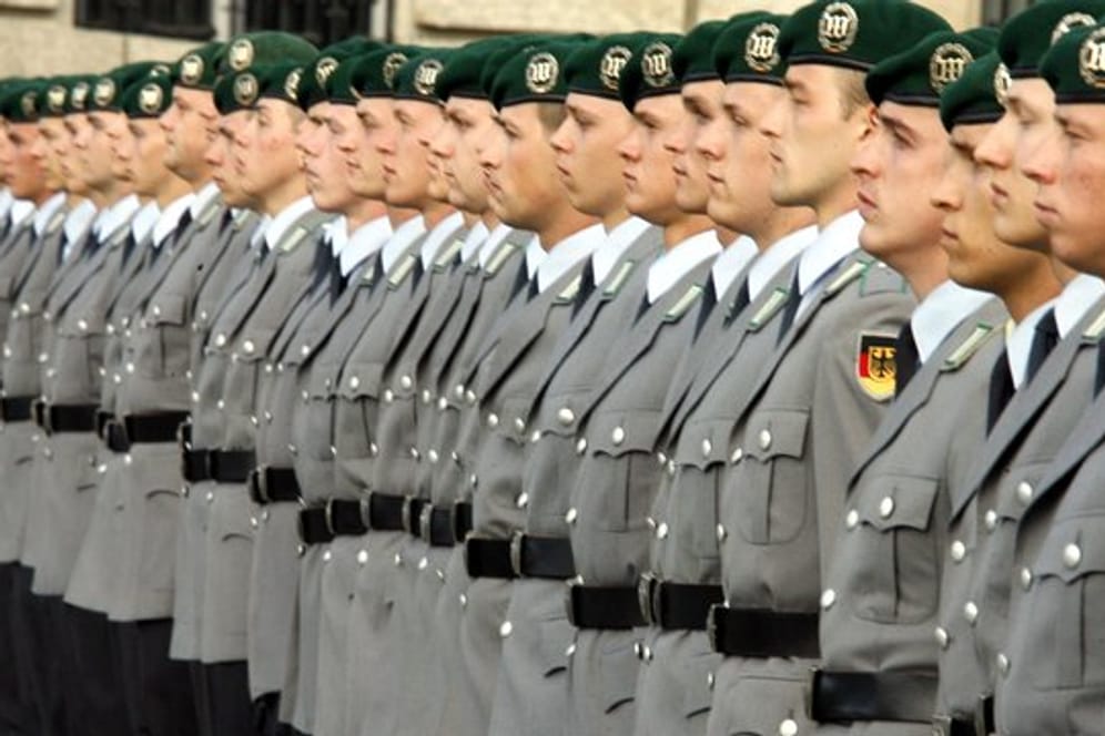 Rekruten der Bundeswehr nehmen im Jahr 2009 in Berlin an dem öffentlichen Gelöbnis teil.