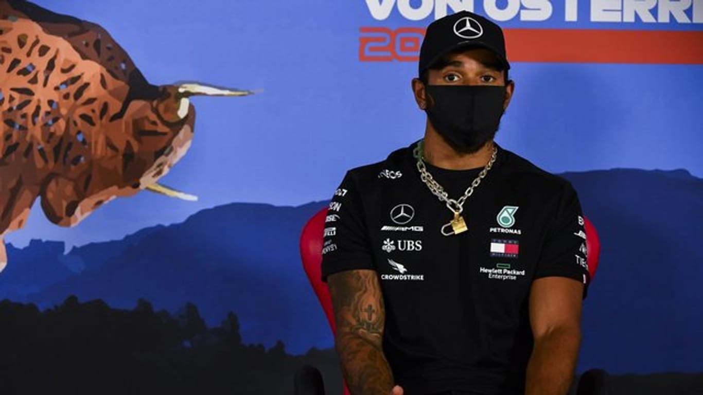 Lewis Hamilton hält sich mit einer Maske bei einer Pressekonferenz an die Vorschriften.