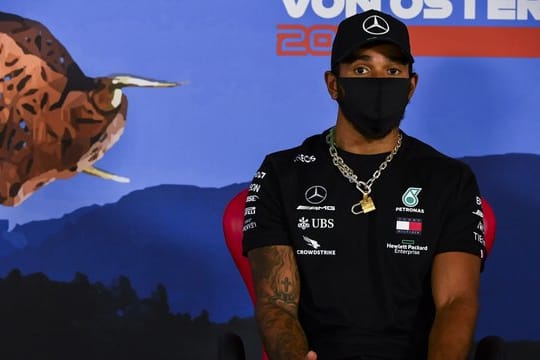 Lewis Hamilton hält sich mit einer Maske bei einer Pressekonferenz an die Vorschriften.