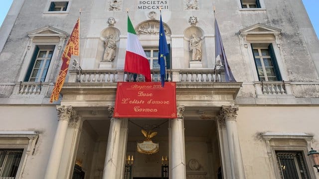 Am Opernhaus La Fenice in Venedig kann wieder vor Publikum gespielt und gesungen werden.