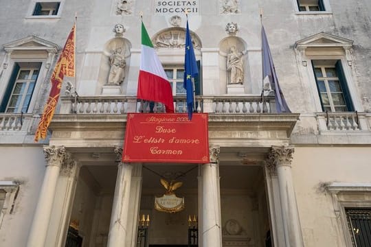 Am Opernhaus La Fenice in Venedig kann wieder vor Publikum gespielt und gesungen werden.