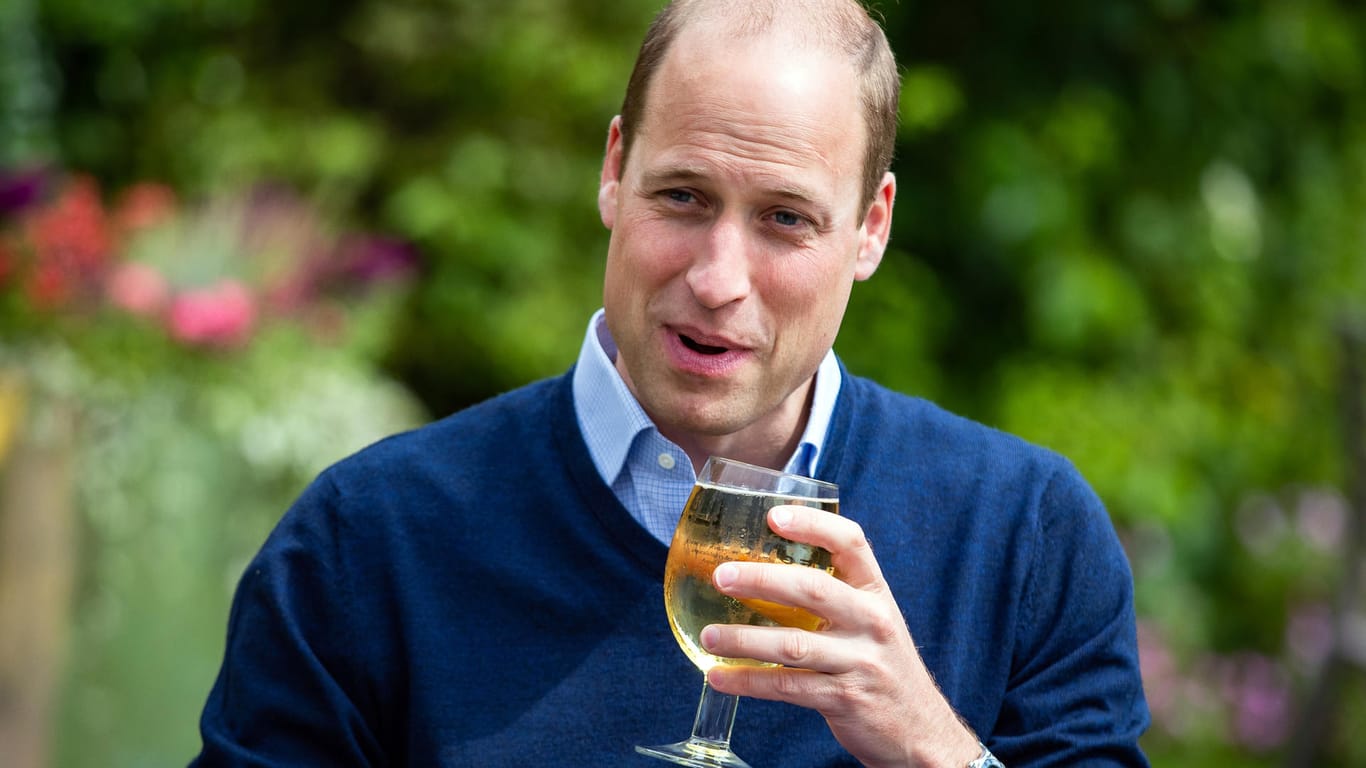 Prinz William: Der Queen-Enkel gönnte sich zur Pub-Wiedereröffnung ein Glas Cider.