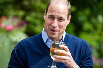 Prinz William: Der Queen-Enkel gönnte sich zur Pub-Wiedereröffnung ein Glas Cider.