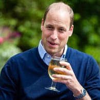Prinz William: Der Queen-Enkel gönnte sich zur Pub-Wiedereröffnung ein Glas Cider.