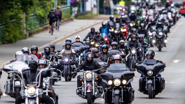 Motorradfahrer beteiligen sich an einem Fahrzeugkorso durch die Innenstadt in München. Motorradfahrer beteiligen sich an einem Fahrzeugkorso durch die Innenstadt in München.