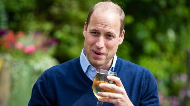 Prinz William hält ein Glas mit Aspalls Cidre bei seinem Besuch im Pub "The Rose and Crown" im Dorf Snettisham. Prinz William hält ein Glas mit Aspalls Cidre bei seinem Besuch im Pub "The Rose and Crown" im Dorf Snettisham.