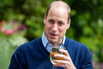Prinz William hält ein Glas mit Aspalls Cidre bei seinem Besuch im Pub "The Rose and Crown" im Dorf Snettisham.