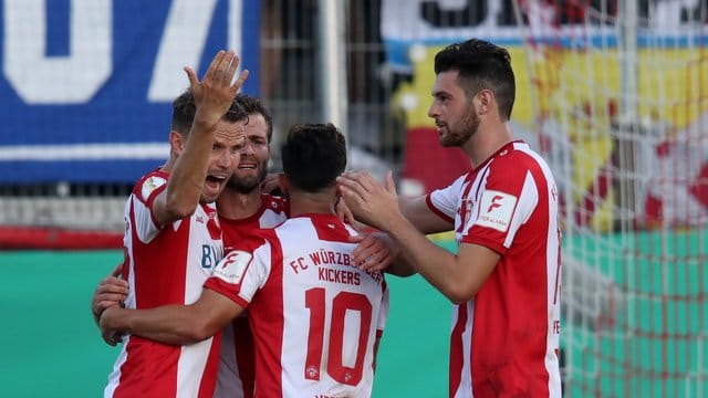 Die Würzburger Kickers steigen als zweite Mannschaft direkt in die 2. Die Würzburger Kickers steigen als zweite Mannschaft direkt in die 2.