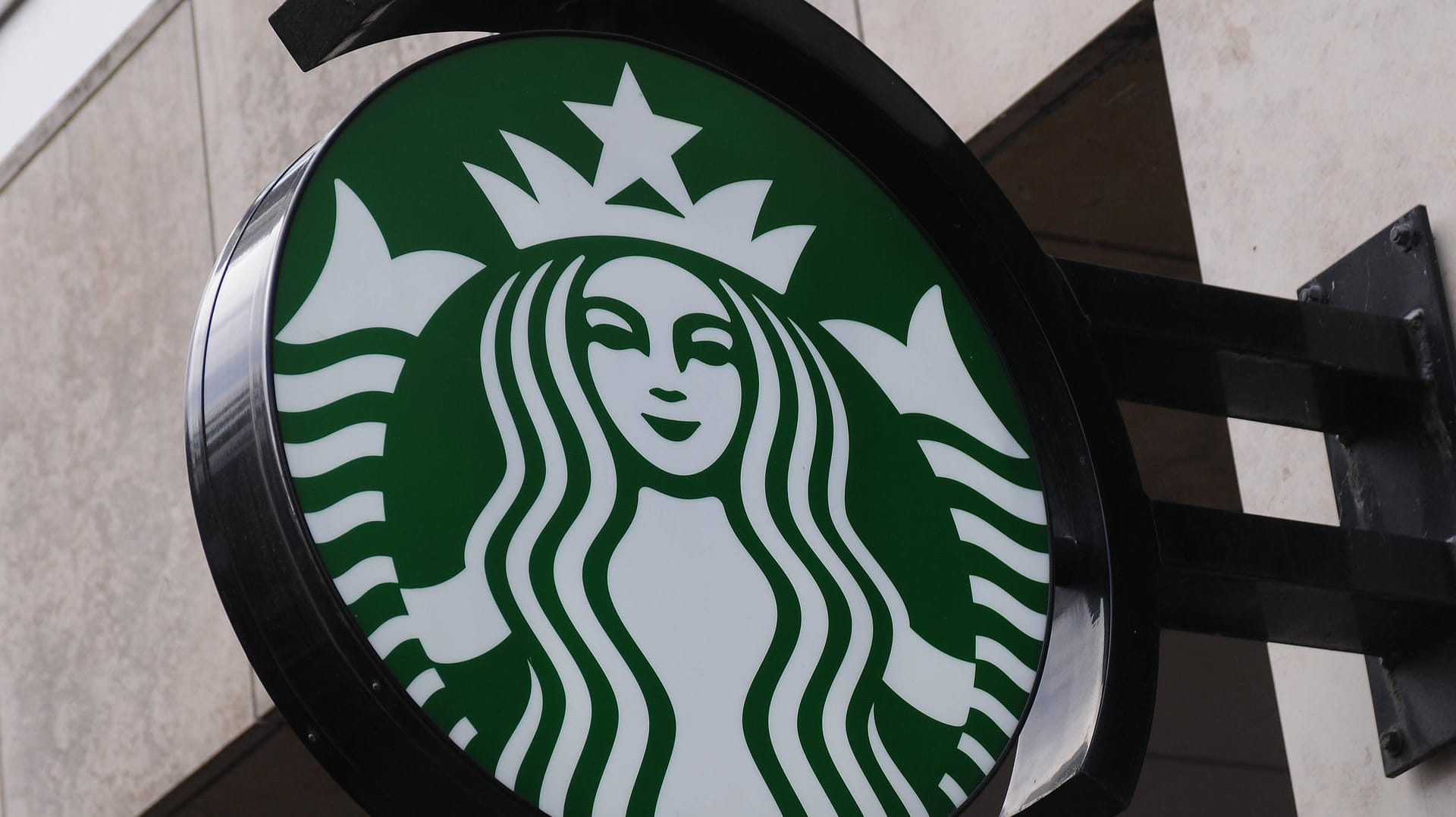 Starbucks-Logo: Die US-Kaffeehauskette hat offenbar eine unpopuläre Entscheidung getroffen. Starbucks-Logo: Die US-Kaffeehauskette hat offenbar eine unpopuläre Entscheidung getroffen.