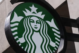 Starbucks-Logo: Die US-Kaffeehauskette hat offenbar eine unpopuläre Entscheidung getroffen.