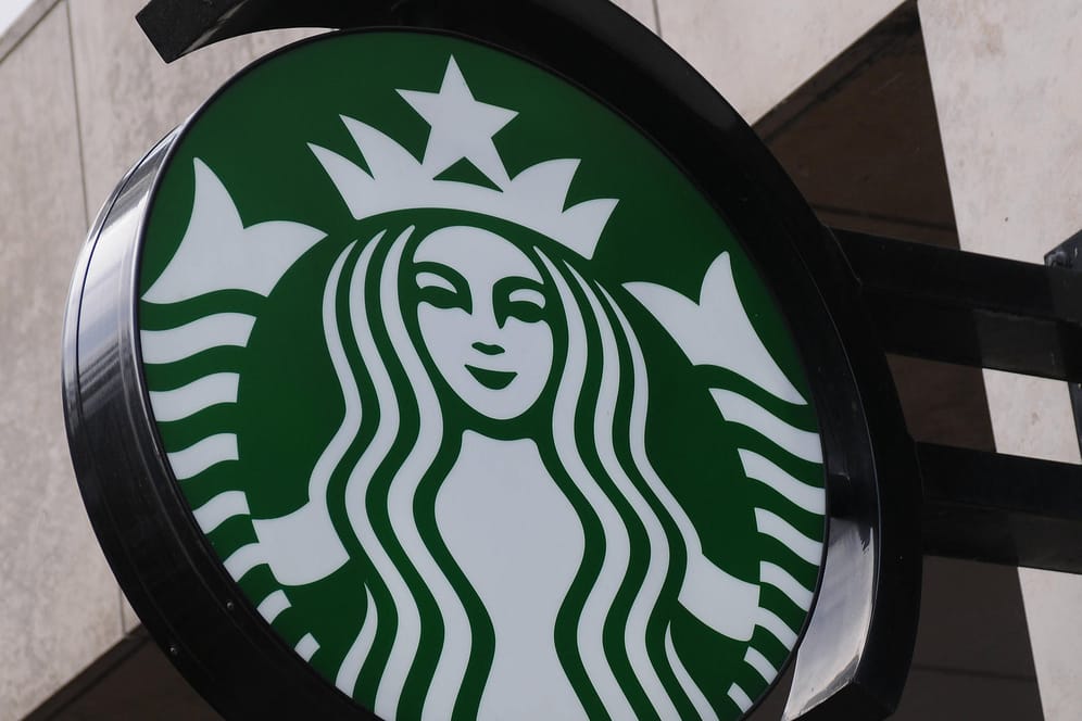 Starbucks-Logo: Die US-Kaffeehauskette hat offenbar eine unpopuläre Entscheidung getroffen.