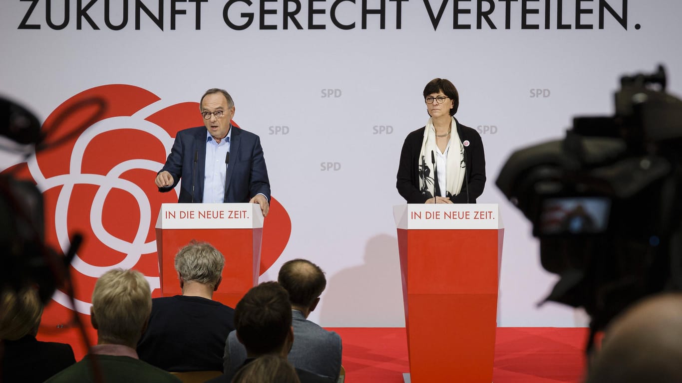 Saskia Esken und Norbert Walter-Borjans, Bundesvorsitzende der SPD, bei einer Pressekonferenz in Berlin.