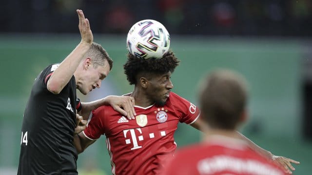 Sven Bender im Kopfballduell mit Kingsley Coman