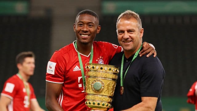 Doublesieger: David Alaba (l) und Bayern-Coach Hansi Flick. Doublesieger: David Alaba (l) und Bayern-Coach Hansi Flick.